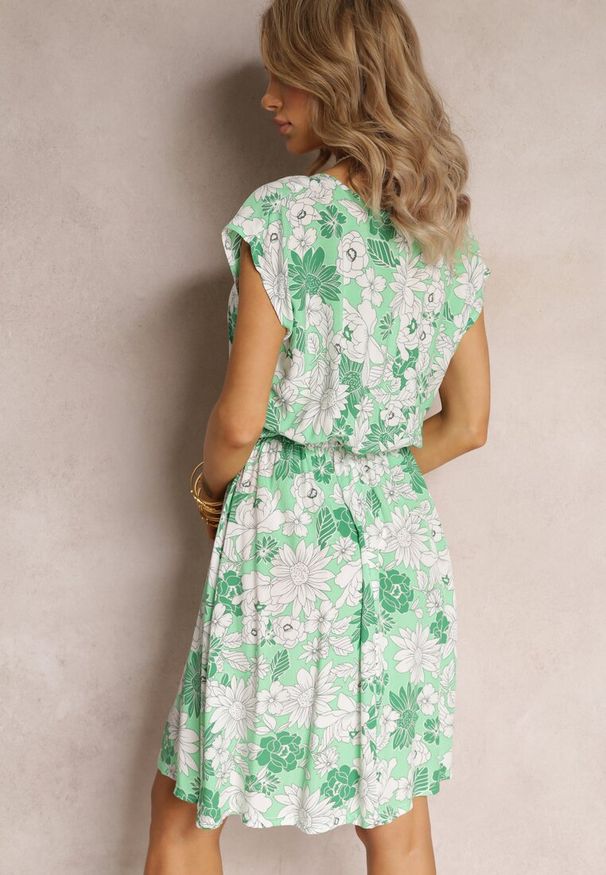 Renee - Zielona Rozkloszowana Mini Sukienka z Wiskozy w Kwiatowy Print i z Gumką w Pasie Yapta. Kolor: zielony. Materiał: wiskoza. Wzór: kwiaty, nadruk. Długość: mini