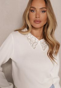 Renee - Biały Sweter z Wiskozą z Ozdobnym Kołnierzykiem Avlinda. Okazja: na co dzień. Kolor: biały. Materiał: wiskoza. Długość rękawa: długi rękaw. Długość: długie. Styl: casual, elegancki