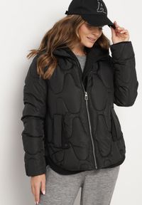 Born2be - Czarna Pikowana Kurtka z Materiałowym Kapturem i Kieszeniami Ravalynne. Okazja: na spacer, na co dzień. Kolor: czarny. Materiał: materiał. Styl: casual, elegancki, sportowy, klasyczny #3