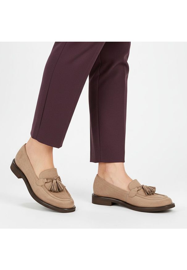 Mokasyny beżowe Armodo, z miękką cholewką i dekoracyjnymi chwostami na przodzie osadzone na niskim stabilnym obcasie zapewniają wygodę, beżowe, 1726. Kolor: beżowy. Materiał: nubuk. Szerokość cholewki: normalna. Obcas: na obcasie. Styl: elegancki, klasyczny. Wysokość obcasa: średni