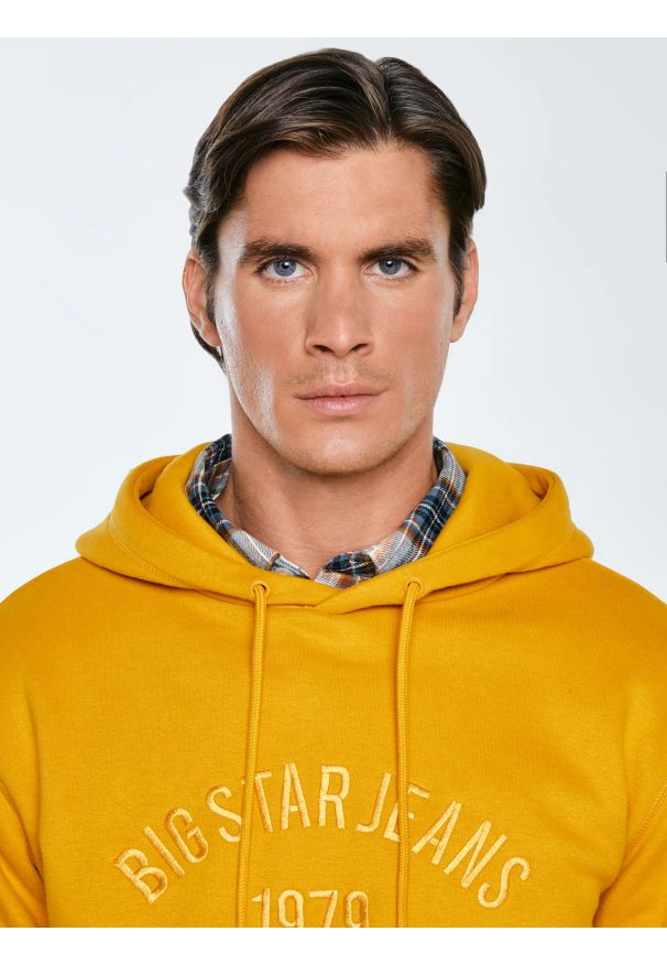 Big-Star - Bluza męska z nadrukiem z kapturem żółta Aslan 203. Okazja: na co dzień. Typ kołnierza: kaptur. Kolor: złoty. Materiał: dzianina, denim. Wzór: nadruk. Styl: casual, klasyczny