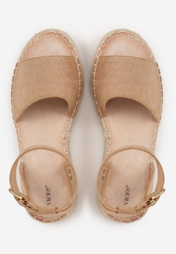Born2be - Ciemnobeżowe Sandały VICES z Imitacji Zamszu na Niskim Koturnie z Plecionki Miralyn. Okazja: na imprezę, na co dzień. Zapięcie: pasek. Kolor: beżowy. Materiał: zamsz. Sezon: lato. Obcas: na koturnie. Styl: casual, elegancki