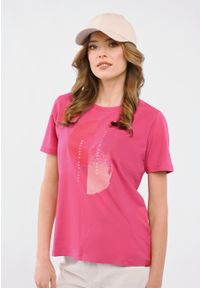 Volcano - T-shirt z nadrukiem, Comfort Fit, T-LASH. Kolor: różowy. Materiał: skóra, elastan, bawełna, materiał. Długość rękawa: krótki rękaw. Długość: krótkie. Wzór: nadruk. Styl: klasyczny