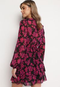Born2be - Różowa Sukienka Mini o Rozkloszowanym Kroju z Kopertowym Dekoltem Attavia. Typ kołnierza: kołnierz z falbankami. Kolor: różowy. Typ sukienki: kopertowe. Długość: mini #5
