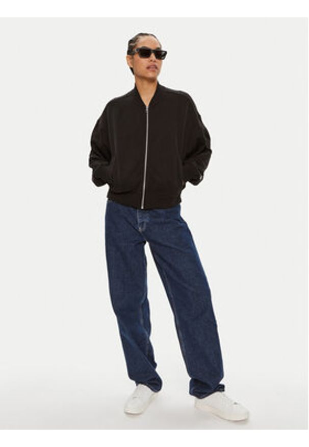 Calvin Klein Jeans Bluza J20J223913 Czarny Regular Fit. Kolor: czarny. Materiał: bawełna