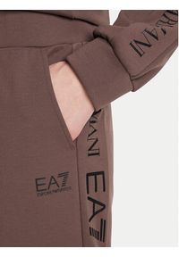 EA7 Emporio Armani Dres 7W000789 AF18880 U6063 Brązowy Regular Fit. Kolor: brązowy. Materiał: syntetyk #6