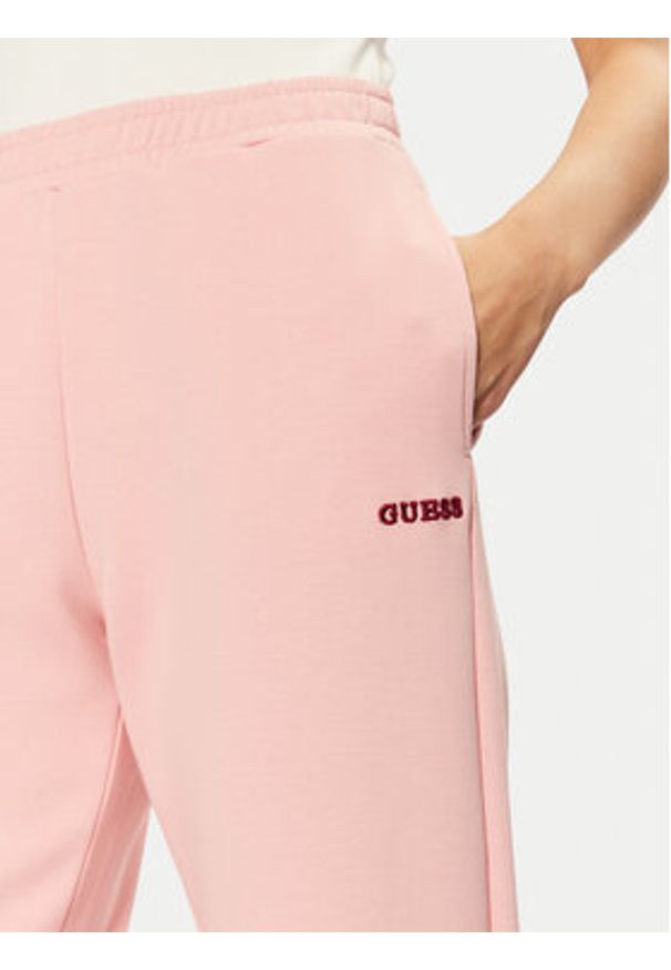Guess Spodnie dresowe V5RB02 KCLD1 Różowy Regular Fit. Kolor: różowy. Materiał: bawełna