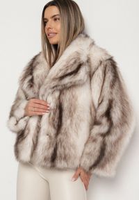 Born2be - Jasnobeżowa Kurtka Futrzana z Szerokim Kołnierzem Ditene. Okazja: na co dzień, na randkę. Kolor: beżowy. Materiał: futro. Styl: casual #1