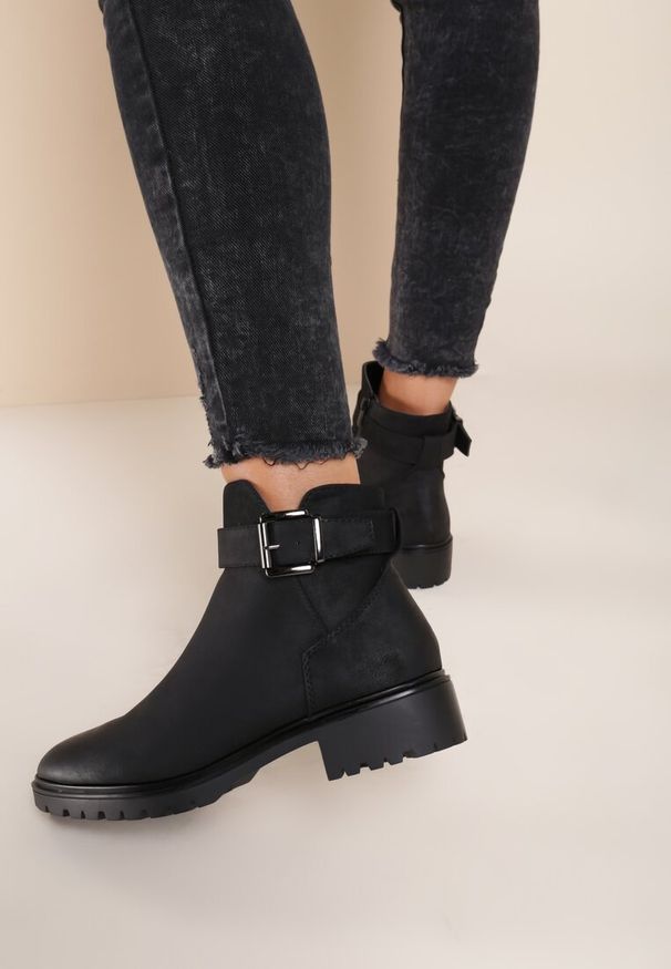 Renee - Czarne Matowe Botki It's Better. Okazja: na co dzień. Kolor: czarny. Materiał: jeans, wełna. Obcas: na obcasie. Styl: casual. Wysokość obcasa: średni