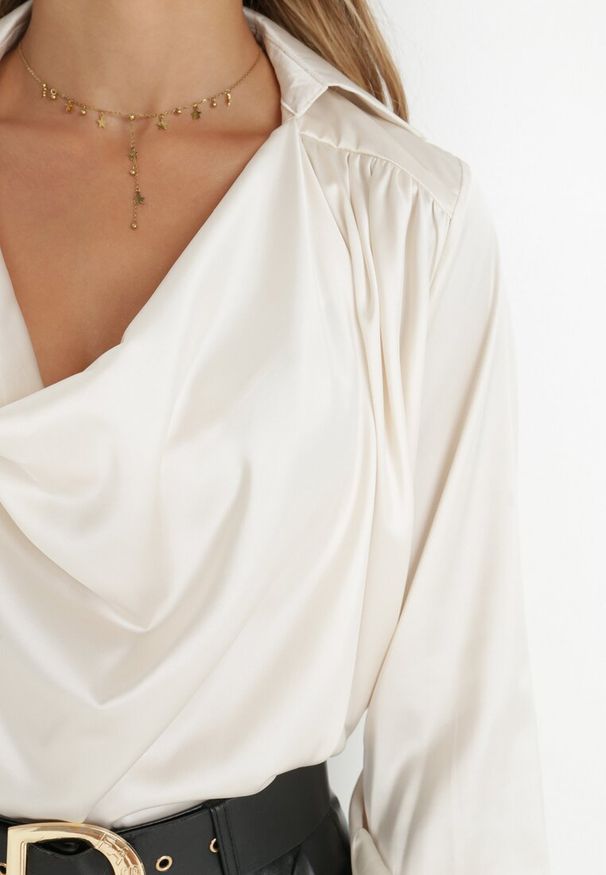 Born2be - Jasnobeżowa Bluzka z Lejącym Dekoltem Somara. Kolor: beżowy. Materiał: tkanina, satyna. Długość: długie. Styl: elegancki