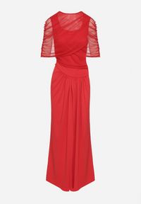 Born2be - Czerwona Koktajlowa Sukienka Zdobiona Marszczeniem z Siateczkową Narzutką Millanea. Okazja: na co dzień. Kolor: czerwony. Wzór: aplikacja. Typ sukienki: proste. Styl: wizytowy #4