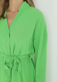 Born2be - Zielona Sukienka Koszulowa z Falbanką i Wiązanym Paskiem Fian. Kolor: zielony. Materiał: materiał. Długość rękawa: długi rękaw. Typ sukienki: koszulowe. Styl: klasyczny. Długość: mini #3