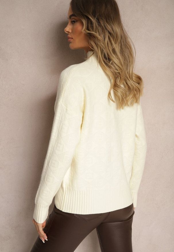 Renee - Jasnobeżowy Golf Sweter z Tłoczeniem i Ściągaczami Melovira. Typ kołnierza: golf. Kolor: beżowy. Sezon: zima