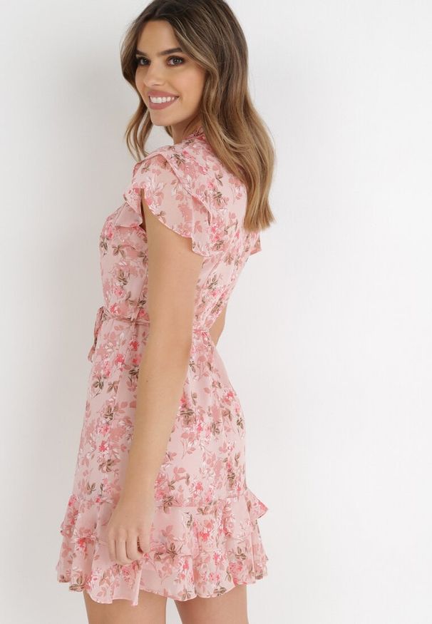 Born2be - Różowa Sukienka Corite. Typ kołnierza: kołnierz z falbankami. Kolor: różowy. Materiał: tkanina. Wzór: kolorowy, aplikacja, kwiaty. Długość: mini