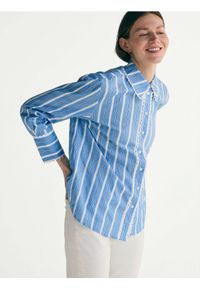 Reserved - Koszula w paski - jasnoniebieski. Kolor: niebieski. Materiał: bawełna, tkanina. Wzór: paski #1