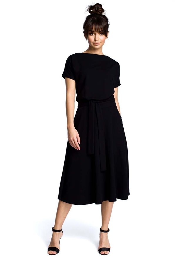 MOE - Czarna Midi Sukienka z Szerokim Dołem. Kolor: czarny. Materiał: bawełna, poliester, wiskoza. Długość: midi