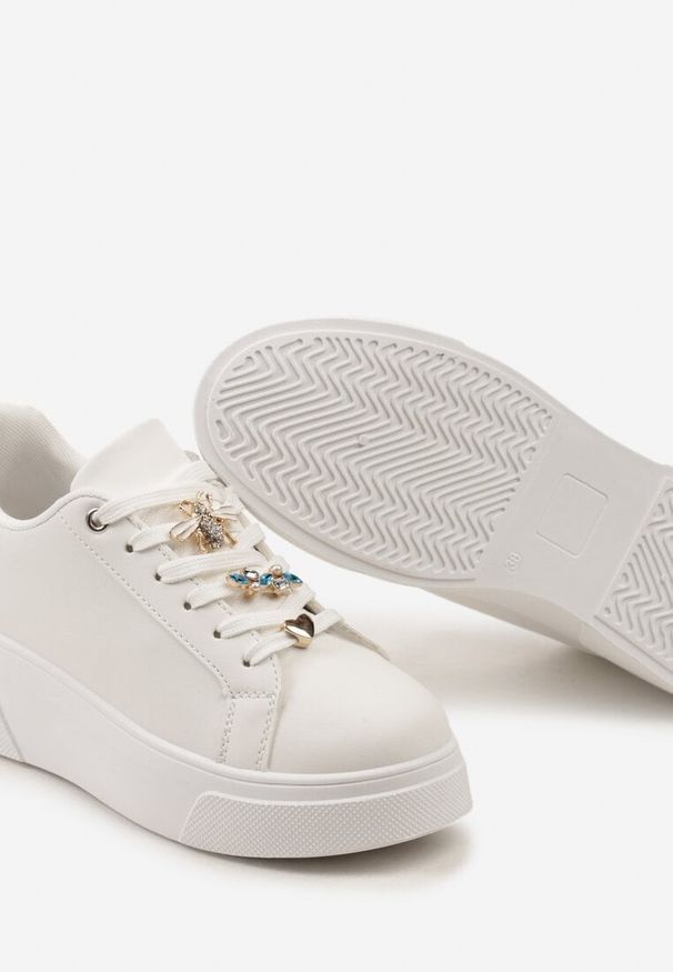 Renee - Biało-Srebrne Casualowe Sneakersy na Platformie z Cyrkoniami i Zawieszkami na Sznurowadłach Timawel. Okazja: na co dzień. Nosek buta: okrągły. Zapięcie: sznurówki. Kolor: biały. Materiał: materiał. Obcas: na platformie. Wysokość obcasa: niski
