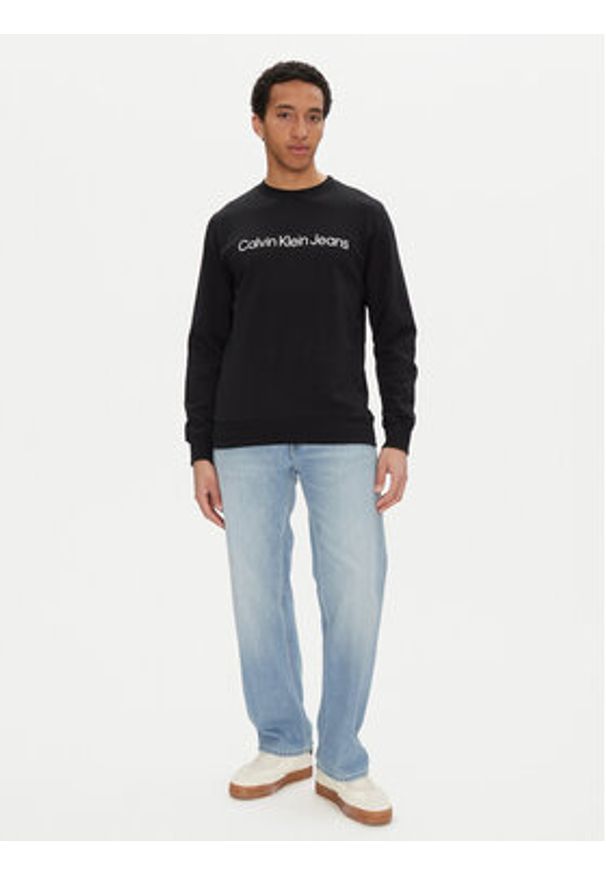Calvin Klein Jeans Bluza J30J322549 Czarny Regular Fit. Kolor: czarny. Materiał: bawełna