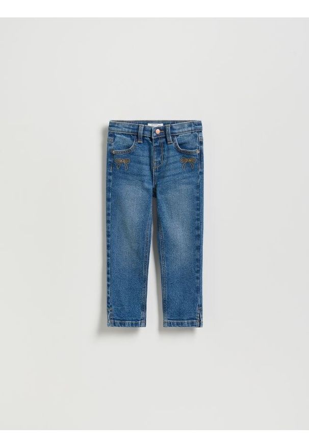 Reserved - Jeansy slim z haftem - niebieski. Kolor: niebieski. Materiał: jeans. Wzór: haft