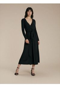 Sinsay - Sukienka midi z ozdobnym wiązaniem z domieszką wiskozy - czarny. Kolor: czarny. Materiał: wiskoza. Długość: midi #1
