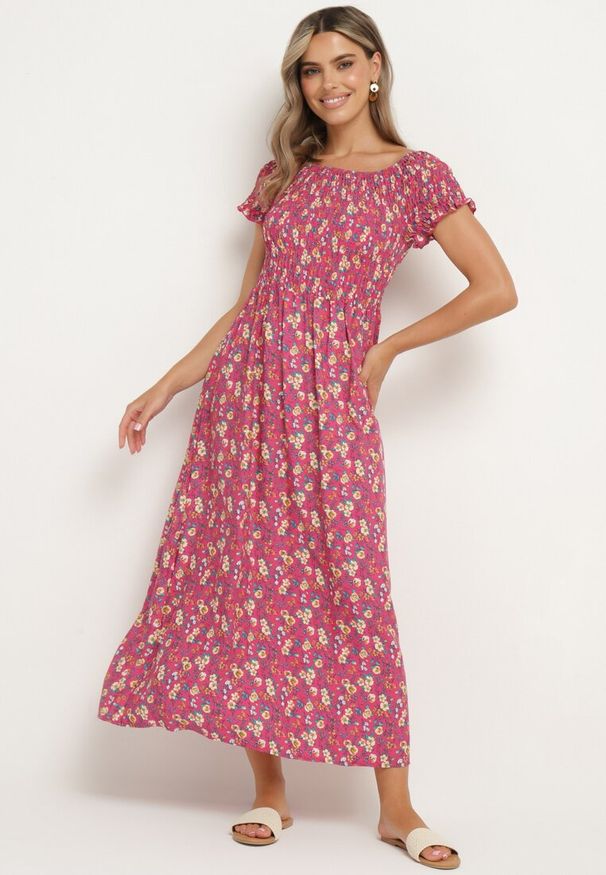 Born2be - Ciemnoróżowa Wiskozowa Sukienka Typu Hiszpanka z Gumką w Pasie w Drobne Kwiaty Luadia. Okazja: na co dzień. Typ kołnierza: dekolt hiszpanka. Kolor: różowy. Materiał: wiskoza. Długość rękawa: krótki rękaw. Wzór: kwiaty. Styl: casual