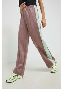 adidas Originals spodnie dresowe damskie kolor fioletowy z aplikacją. Stan: podwyższony. Kolor: fioletowy. Materiał: dresówka. Wzór: aplikacja #5