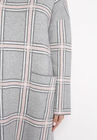 Born2be - Szara Pudełkowa Sukienka Dzianinowa w Szeroką Kratę Plomiba. Kolekcja: plus size. Kolor: szary. Materiał: dzianina. Wzór: aplikacja. Typ sukienki: dla puszystych #4