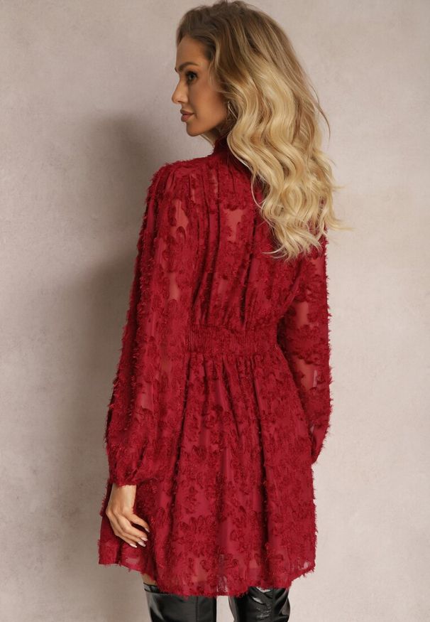 Renee - Bordowa Koronkowa Sukienka Mini z Gumką w Pasie Netta. Kolor: czerwony. Materiał: koronka. Typ sukienki: rozkloszowane. Długość: mini