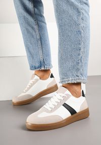 Renee - Biało-Czarne Sneakersy Tenisówki z Geometrycznym Wzorem Hanivra. Okazja: na co dzień. Kolor: biały. Materiał: jeans. Wzór: geometria. Obcas: na płaskiej podeszwie #5