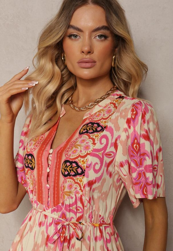 Renee - Czerwona Boho Sukienka z Wiskozy z Ozdobnymi Guzikami i Cienkim Paskiem w Talii Dimosia. Okazja: na co dzień. Typ kołnierza: dekolt w kształcie V. Kolor: czerwony. Materiał: wiskoza. Sezon: lato. Typ sukienki: proste. Styl: boho