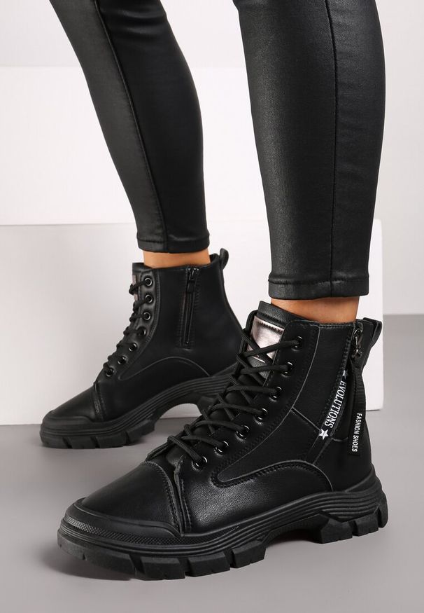 Renee - Czarne Traperki na Tłoczonej Podeszwie Ozdobione Suwakiem przy Cholewce Linicia. Nosek buta: okrągły. Zapięcie: sznurówki. Kolor: czarny. Szerokość cholewki: normalna. Wzór: aplikacja. Materiał: futro, skóra. Sezon: zima. Obcas: na obcasie. Wysokość obcasa: niski