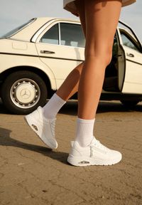 Born2be - Białe Sneakersy na Grubej Podeszwie z Tłoczonymi Paskami Justinalin. Okazja: na co dzień. Zapięcie: pasek. Kolor: biały. Wzór: paski. Sport: turystyka piesza #1