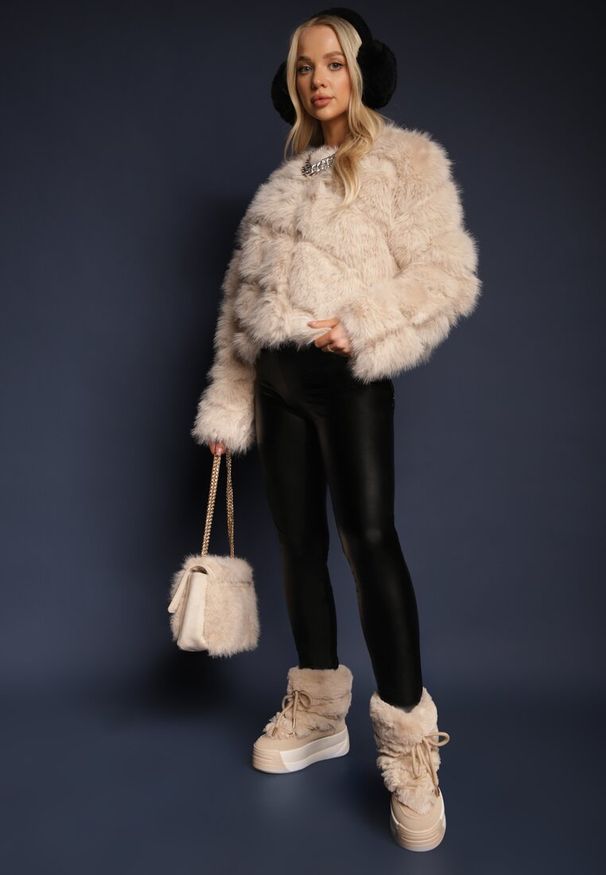 Renee - Beżowa Futrzana Kurtka o Krótkim Kroju Zapinana na Haftki Alorith. Okazja: na co dzień. Kolor: beżowy. Materiał: futro. Długość: krótkie. Styl: elegancki, casual