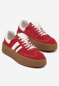Renee - Czerwone Sneakersy Zamszowe na Platformie ze Skórzaną Wkładką Ozdobione Paskiem Adivrie. Okazja: na co dzień. Zapięcie: pasek. Kolor: czerwony. Materiał: zamsz, skóra. Wzór: aplikacja. Obcas: na platformie #4