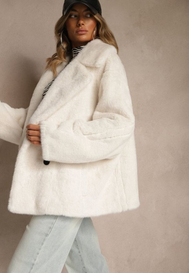 Renee - Biała Dwurzędowa Kurtka Futerko o Fasonie Oversize Manella. Okazja: na co dzień. Kolor: biały. Materiał: futro. Wzór: aplikacja. Styl: casual