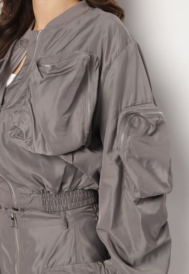 Born2be - Szary Komplet Kurtka z Marszczonymi Rękawami i Spódnica z Suwakiem oraz Kieszeniami Dlionea. Kolor: szary