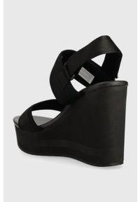 Calvin Klein Jeans sandały WEDGE SANDAL BADGE damskie kolor czarny na koturnie YW0YW01028. Zapięcie: rzepy. Kolor: czarny. Materiał: materiał, guma. Wzór: gładki. Obcas: na koturnie #5