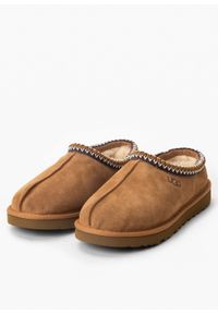 Ugg - Kapcie męskie UGG M TASMAN. Okazja: na plażę. Kolor: brązowy. Materiał: materiał. Sezon: zima, lato, jesień. Styl: młodzieżowy