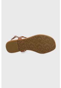 Ugg - UGG sandały skórzane Madeena damskie kolor brązowy. Zapięcie: klamry. Kolor: brązowy. Materiał: skóra. Wzór: gładki. Obcas: na obcasie. Wysokość obcasa: niski #2