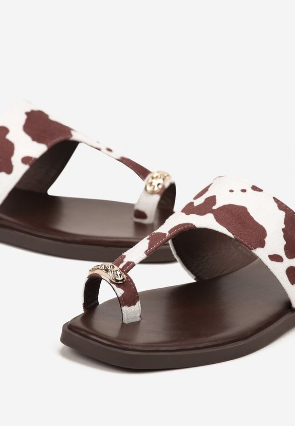 Born2be - Brązowo-Białe Klapki Vices w Stylu Japonek Ozdobione Metaliczną Aplikacją Arsenlia. Okazja: na co dzień. Kolor: brązowy. Wzór: aplikacja. Sezon: lato. Styl: casual, elegancki, klasyczny