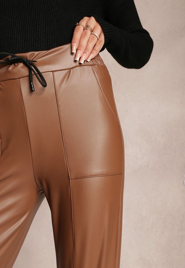 Renee - Brązowe Joggery Bawełniane Spodnie z Gumką i Troczkiem w Talii z Ekoskóry Krolicce. Kolor: brązowy. Materiał: bawełna