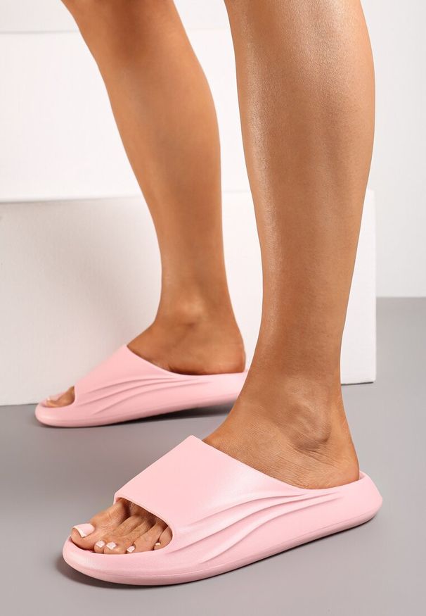Renee - Różowe Basenowe Klapki z Piankowego Materiału Silk. Okazja: na plażę. Kolor: różowy. Materiał: materiał