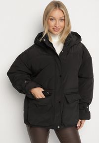 Born2be - Czarna Pikowana Kurtka Oversize z Kapturem i Paskami przy Rękawach Unitessa. Okazja: na spacer, na co dzień. Typ kołnierza: kaptur. Kolor: czarny. Materiał: jeans. Wzór: paski. Styl: casual