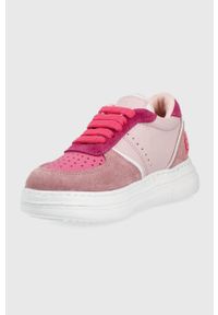 Guess buty kolor różowy. Nosek buta: okrągły. Zapięcie: sznurówki. Kolor: różowy. Materiał: guma. Obcas: na platformie #5