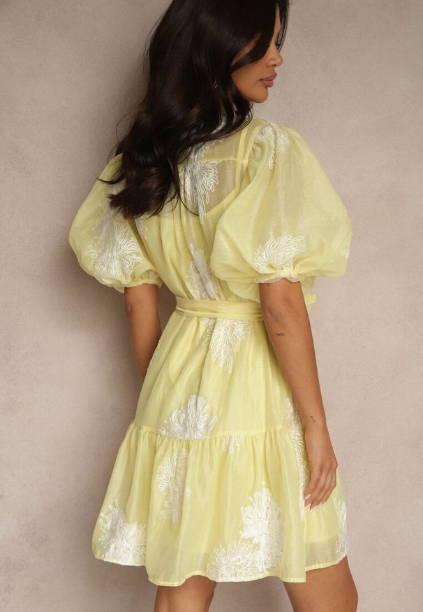 Renee - Żółta Sukienka Koszulowa z Bawełną Ozdobiona Paskiem i Haftami Lirine. Okazja: na co dzień. Kolor: żółty. Materiał: bawełna. Wzór: aplikacja, haft. Typ sukienki: koszulowe. Styl: casual, klasyczny