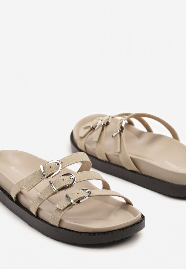 Renee - Ciemnobeżowe Klapki Ozdobione Trzema Paskami i Klamrami Jelfitia. Okazja: na co dzień. Kolor: beżowy. Materiał: jeans. Wzór: aplikacja. Obcas: na obcasie. Styl: casual, elegancki. Wysokość obcasa: niski