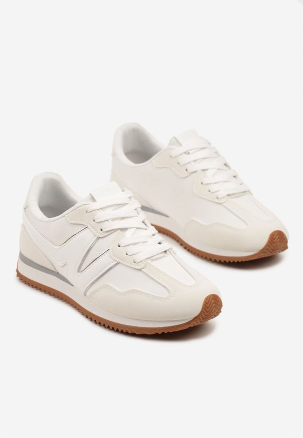 Renee - Białe Sneakersy z Geometrycznym Wzorem i Metaliczną Wstawką Zolio. Okazja: na co dzień. Zapięcie: sznurówki. Kolor: biały. Materiał: jeans. Wzór: geometria