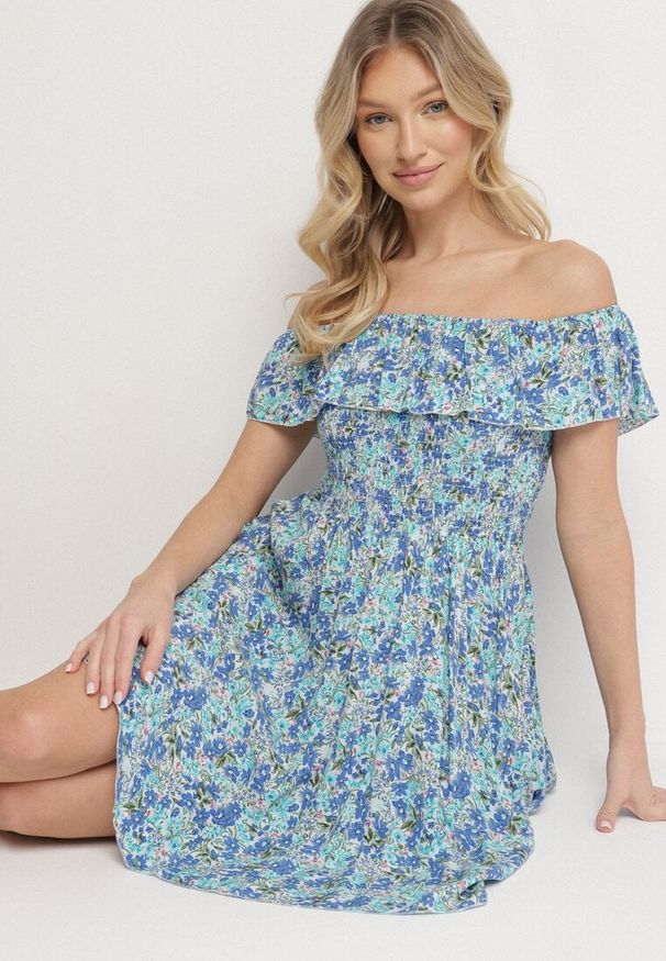 Born2be - Niebieska Sukienka z Bawełny Typu Hiszpanka z Falbankami w Kwiaty Aenne. Okazja: na spacer, na imprezę. Typ kołnierza: kołnierz z falbankami, dekolt hiszpanka. Kolor: niebieski. Materiał: bawełna. Wzór: kwiaty. Sezon: lato. Styl: elegancki