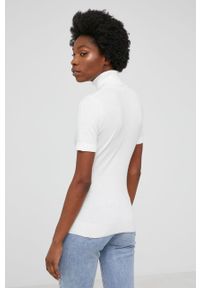 Answear Lab t-shirt damski kolor biały z golfem. Typ kołnierza: golf. Kolor: biały. Materiał: dzianina. Długość rękawa: krótki rękaw. Długość: krótkie. Wzór: gładki. Styl: wakacyjny #2