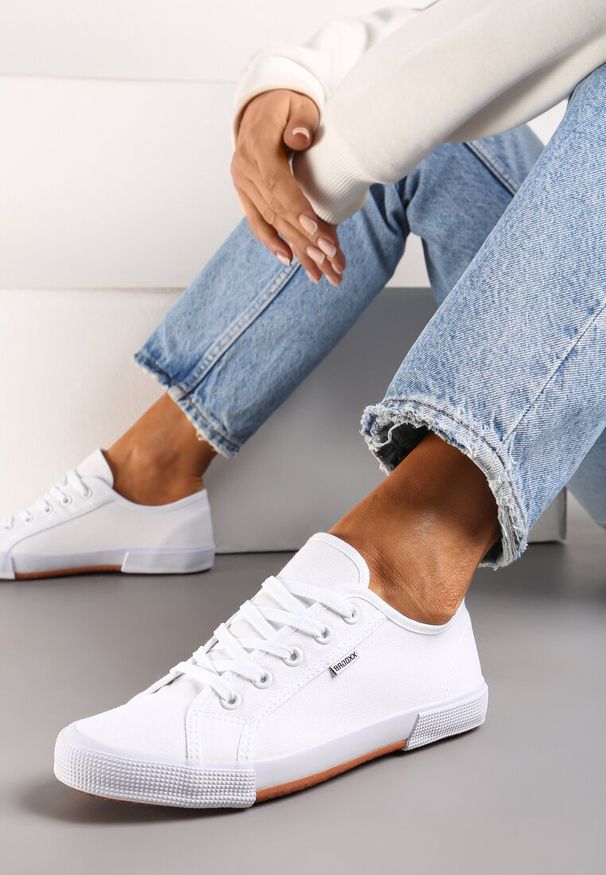 Born2be - Białe Tenisówki z Ozdobnymi Przeszyciami Oridorise. Okazja: na spacer, na co dzień. Kolor: biały. Materiał: kauczuk, jeans. Styl: casual